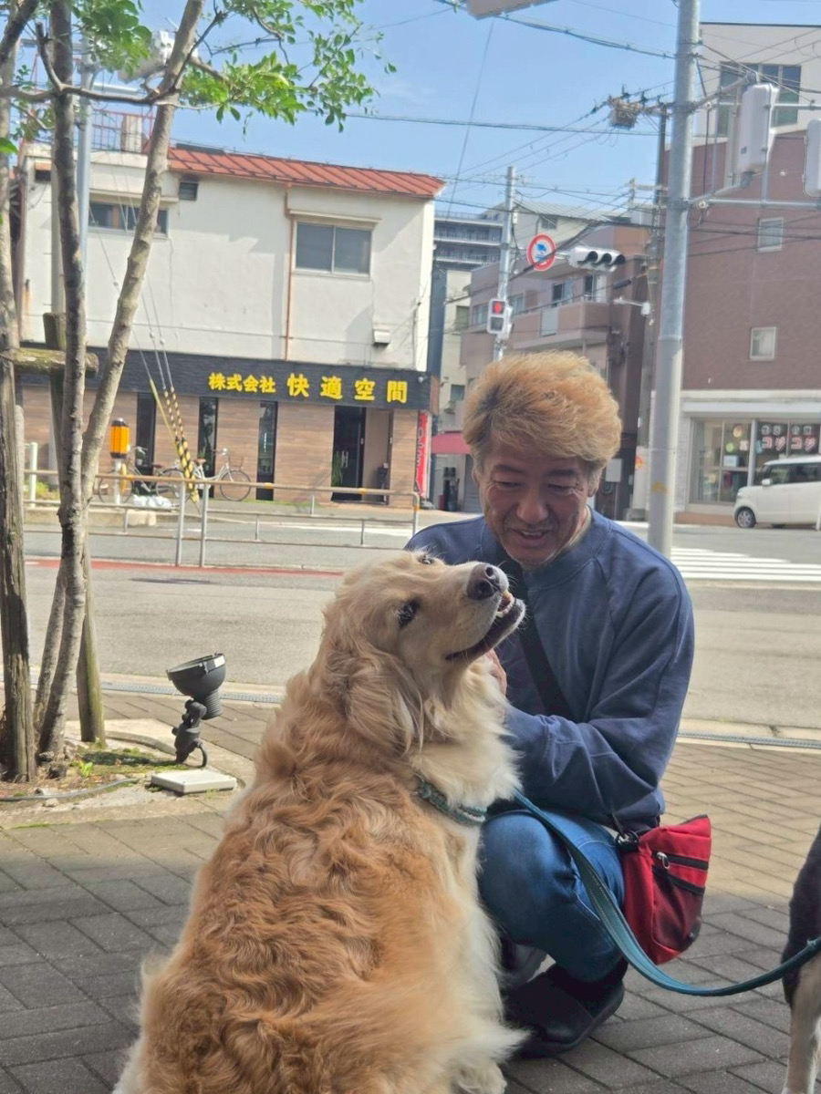 飼い主と振り向くわんちゃん