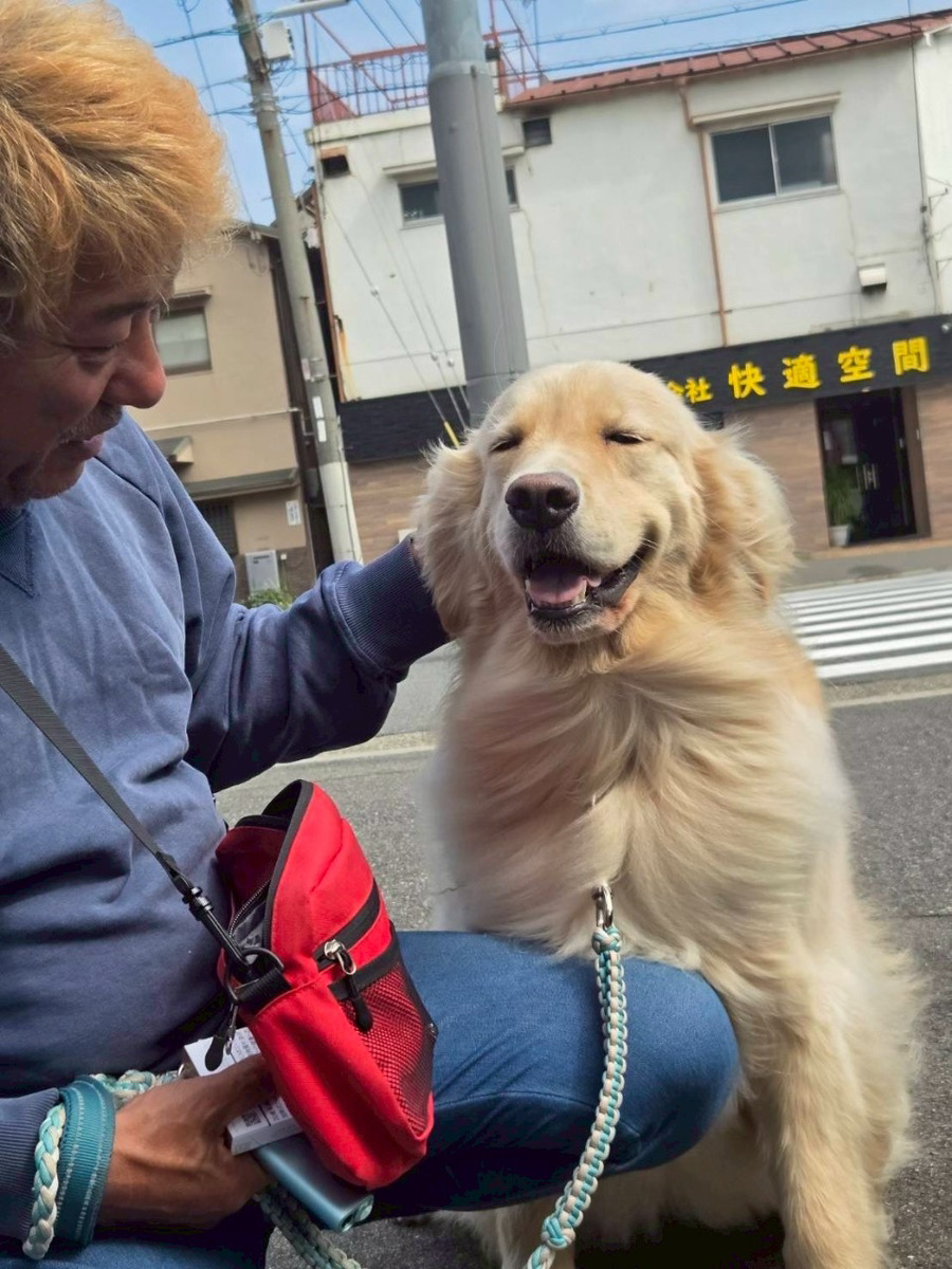 飼い主と笑顔のわんちゃん